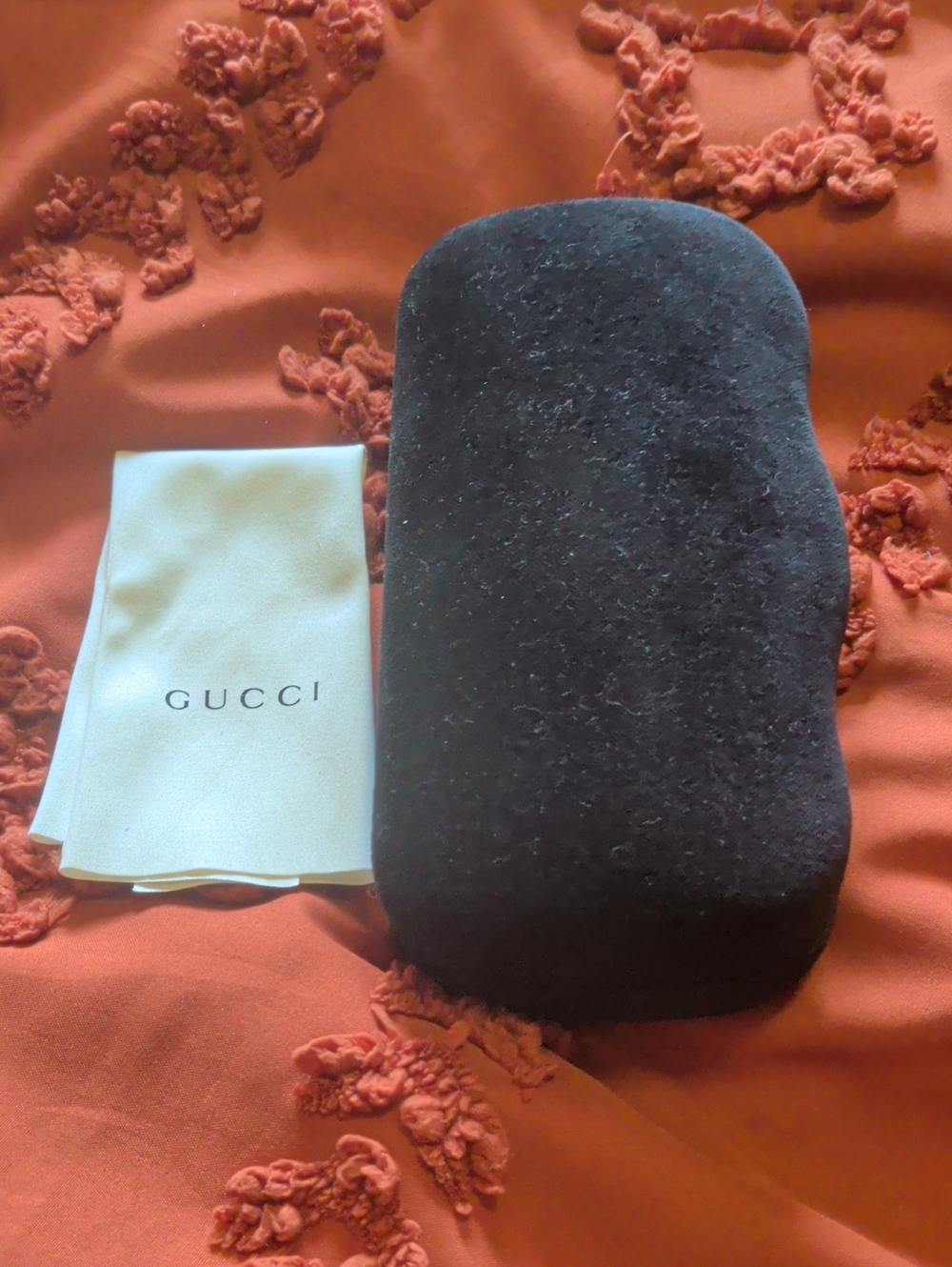 Gucci Black Velvet Eyewear Case with White Cleaning Cloth